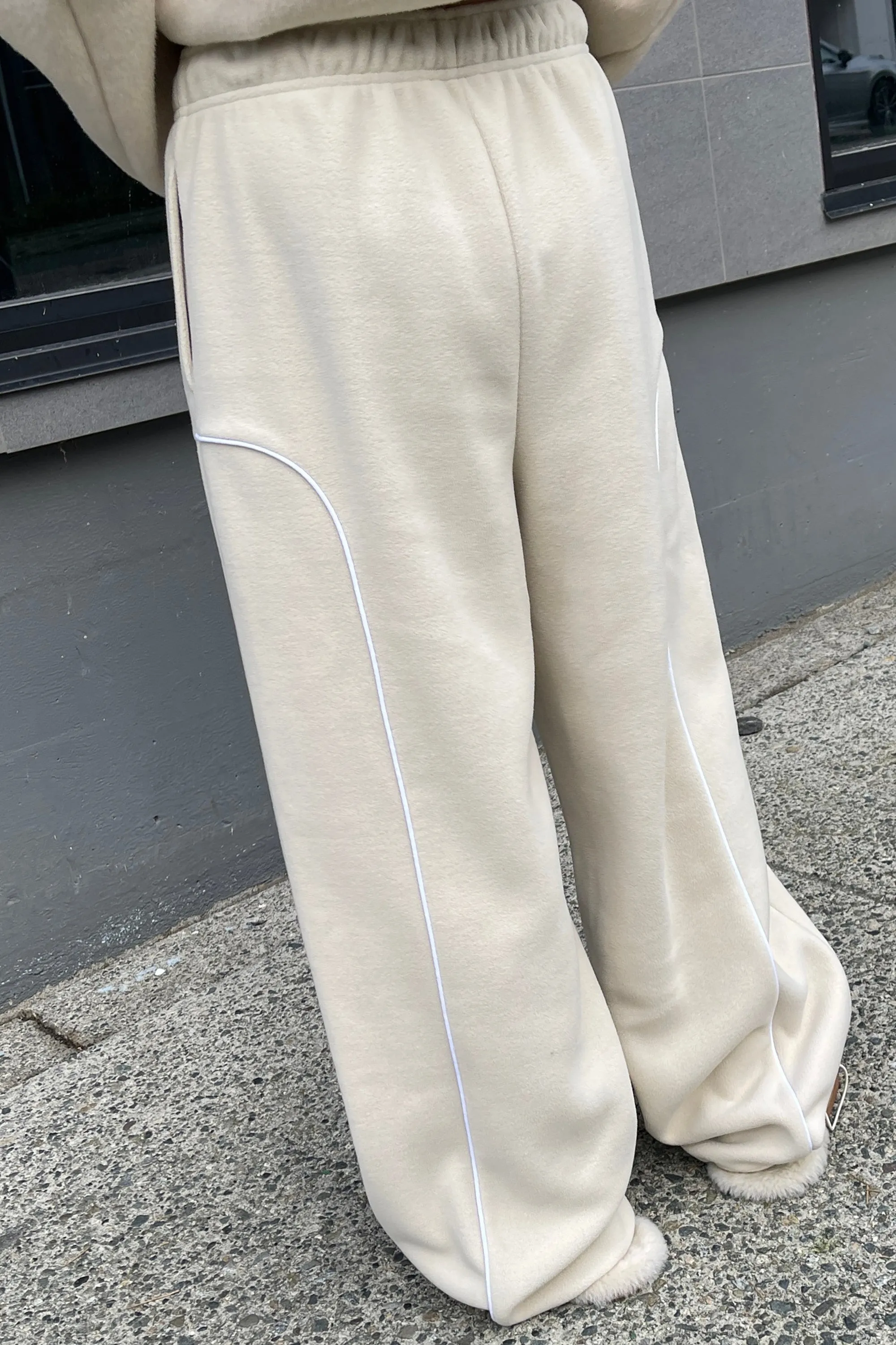 FLEECE PANT WITH CONTRAST PIPING